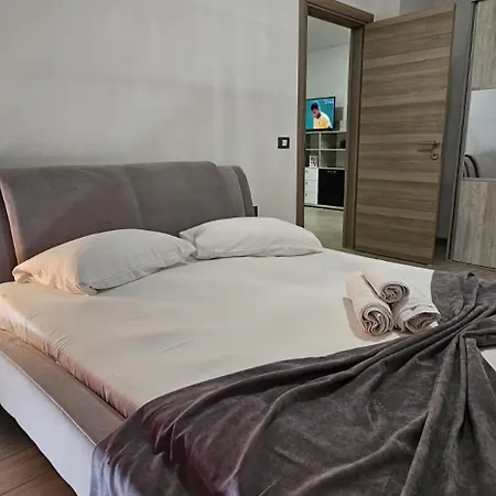 Azizi Beachfront & Langa Plaja Năvodari