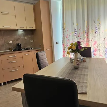 아파트 Azizi Beachfront & Langa Plaja *